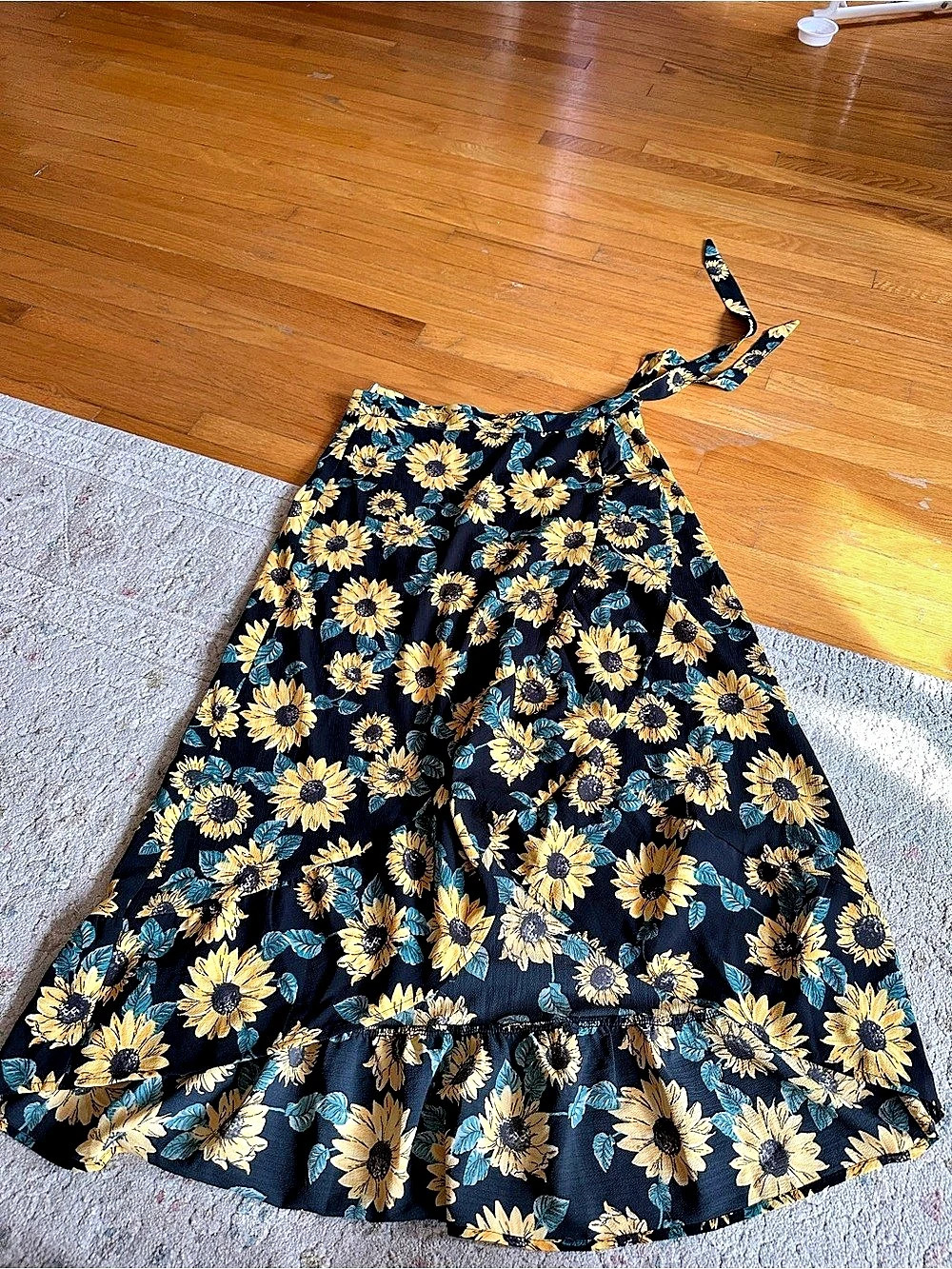 H&M Floral skirt in Black & Yellow Size Medium (8) Like New